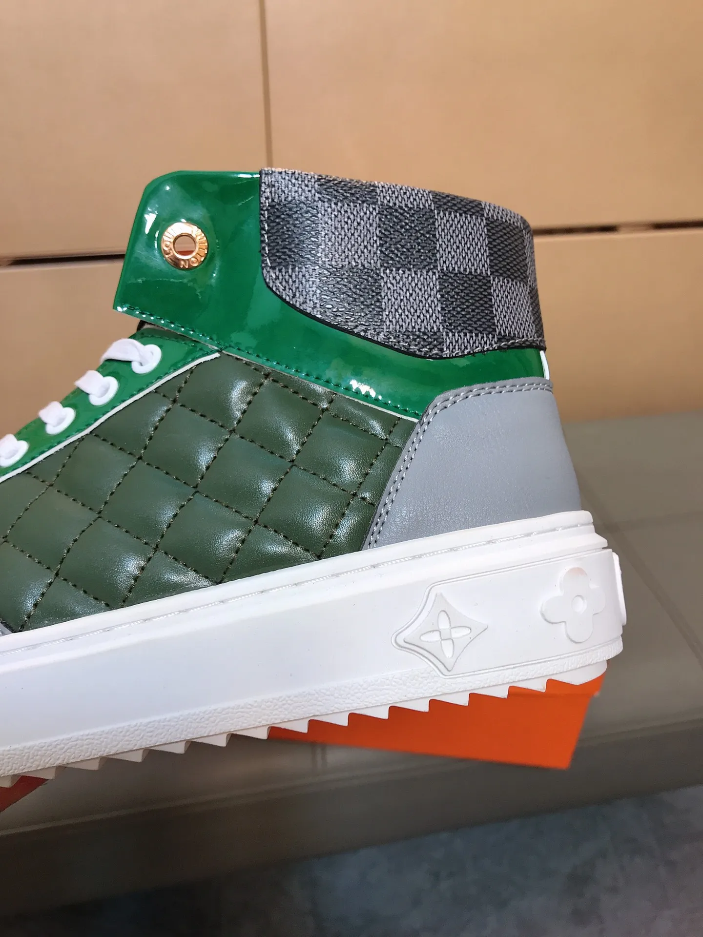 Factory price 400 👟👟🤝 (LV Louis Vuitton) New Korean style high-top casual shoes for men [Proud] hot style, imported cowhide with original printing, genuine leather lining, wear-resistant and non-slip rubber outsole. If you are still worried about wearing matching shoes, then these shoes are your best choice! Code number: 38-44